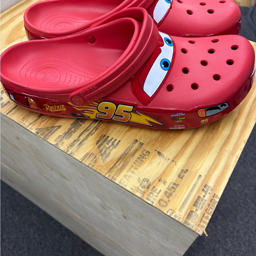 LIGHTENING MCQUEEN CROCS